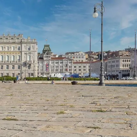 Apartment Palazzo Tergesteo Tirabora